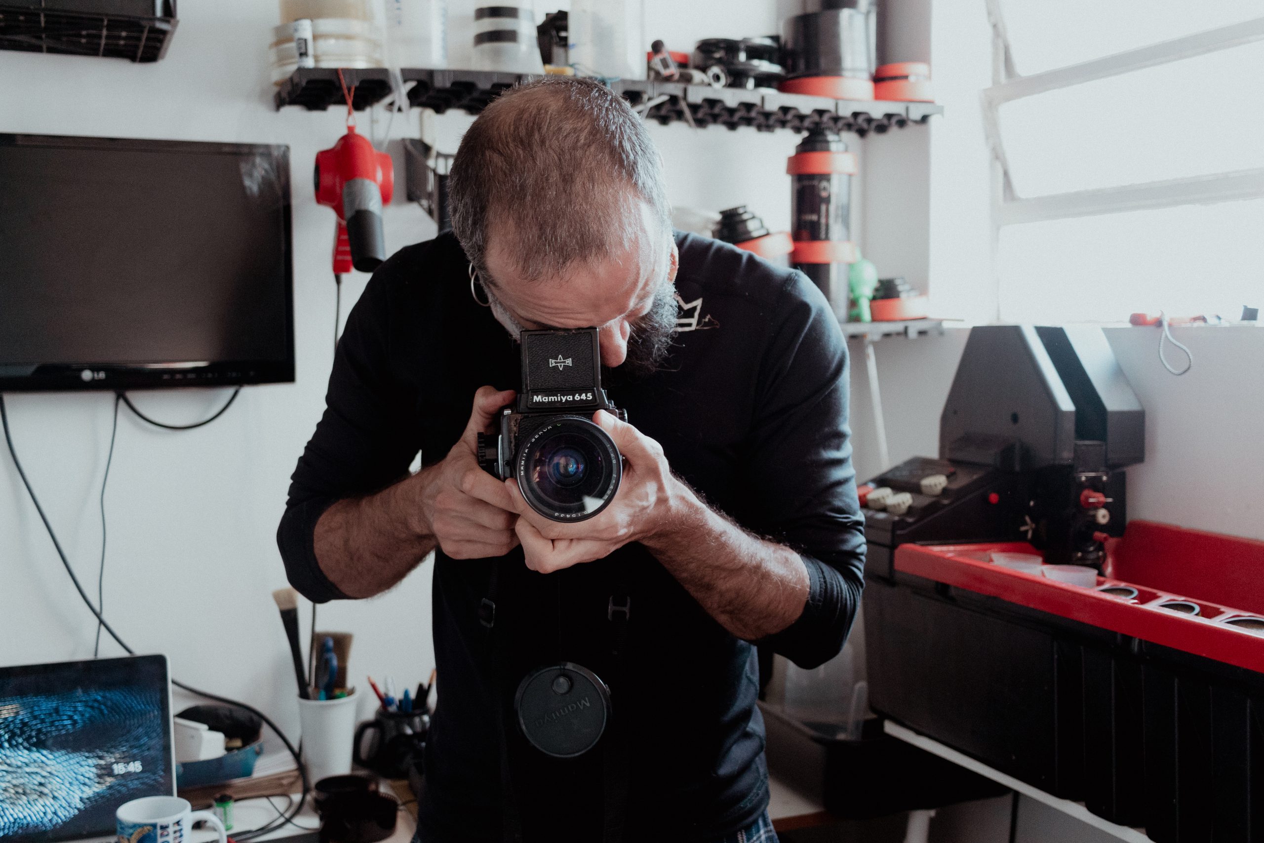 Filipe ​​Giuriatti em seu laboratório de revelação, com câmera analógica / Rafael Boardmann